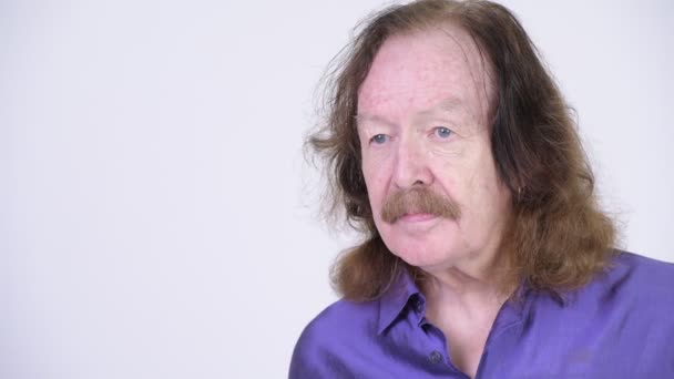 Hombre mayor con bigote usando camisa sedosa púrpura — Vídeos de Stock