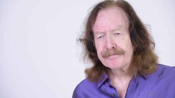 Senior man met snor dragen paarse zijdeachtig shirt — Stockvideo