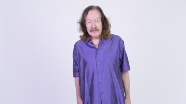 Senior lycklig med lila silkeslen skjorta viftande hand — Stockvideo