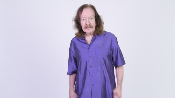 Senior lycklig med lila silkeslen skjorta ger tummen upp — Stockvideo
