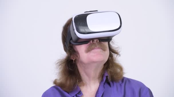 Hoofd schot van gelukkig senior man met behulp van virtual reality headset — Stockvideo