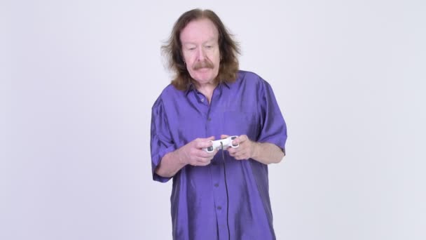 Podkreślił starszy człowiek z fioletową koszulkę jedwabisty, grania w gry i utraty — Wideo stockowe