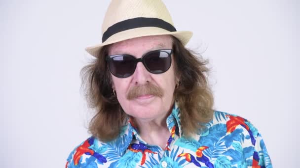 Tatil için hazır güneş gözlüğü takıyor mutlu üst düzey turist adam — Stok video