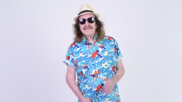 愉快的高级旅游男子戴太阳眼镜与胳膊交叉准备假期 — 图库视频影像