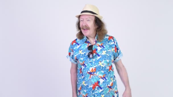 Tatil için hazır el sallayarak mutlu üst düzey turist adam — Stok video