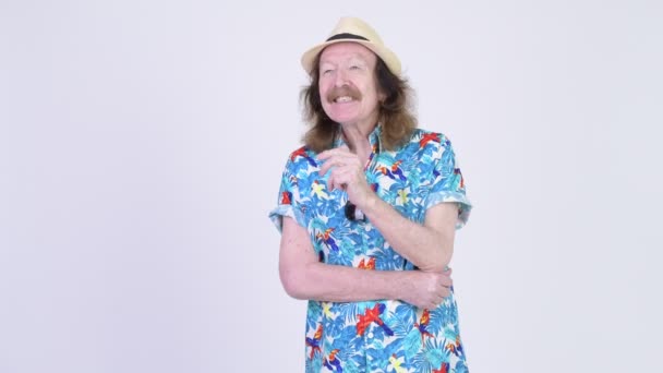 Szczęśliwy turysta starszy człowiek uśmiecha się i myślenia gotowy na wakacje — Wideo stockowe