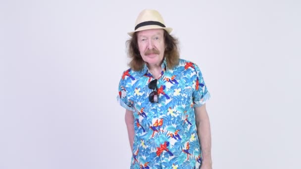 Happy senior tourist man giving thumbs up ready for vacation — Stock Video