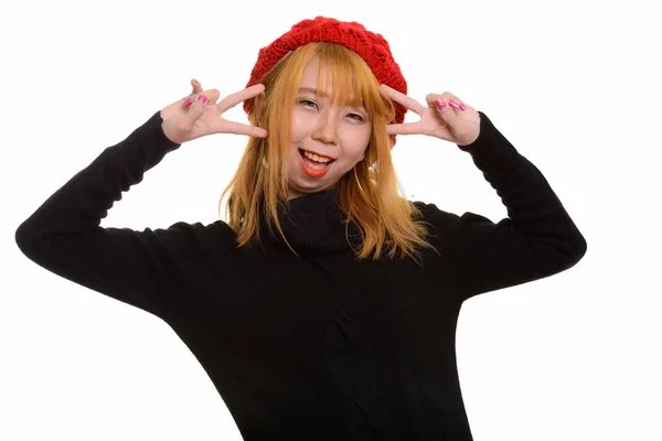 Joven mujer asiática feliz sonriendo y haciendo señal de paz con ambos —  Fotos de Stock