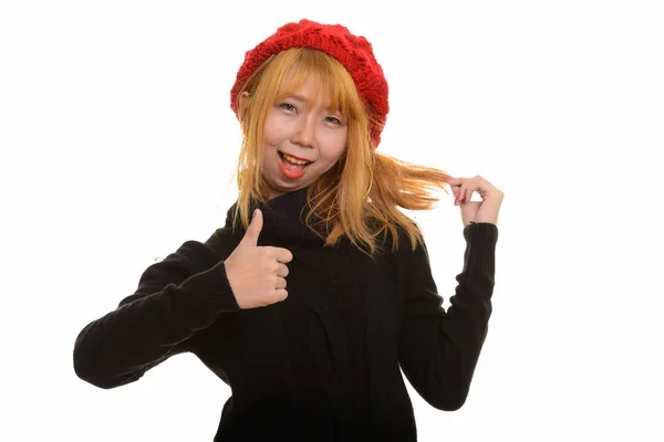 행복 한 젊은 아시아 여자 웃 고 장난 하는 동안 엄지손가락을 포기 — 스톡 사진