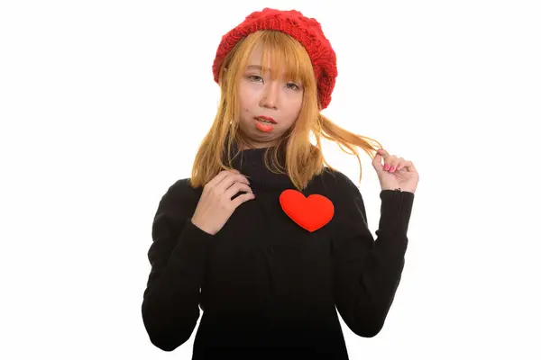Joven linda mujer asiática jugando con su pelo con corazón rojo en c — Foto de Stock
