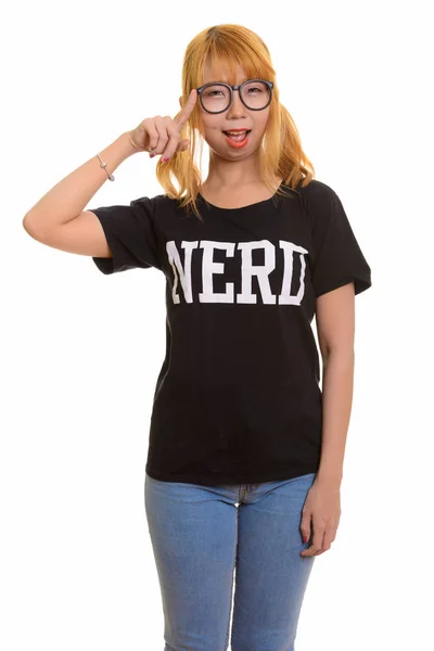 Jovem feliz asiático nerd mulher sorrindo e pensando — Fotografia de Stock