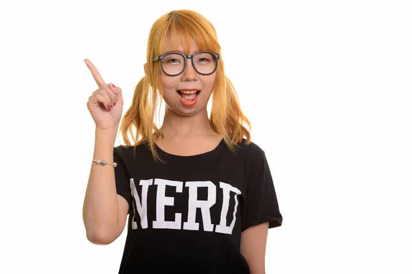Giovane felice asiatico nerd donna sorridente e indicando dito su — Foto Stock