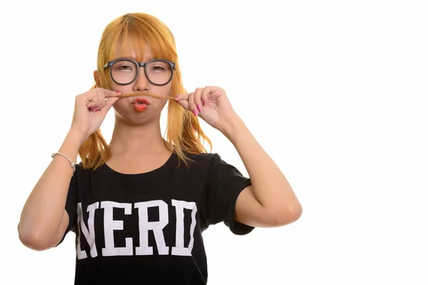 Giovane asiatica nerd donna giocando con i suoi capelli come baffi — Foto Stock