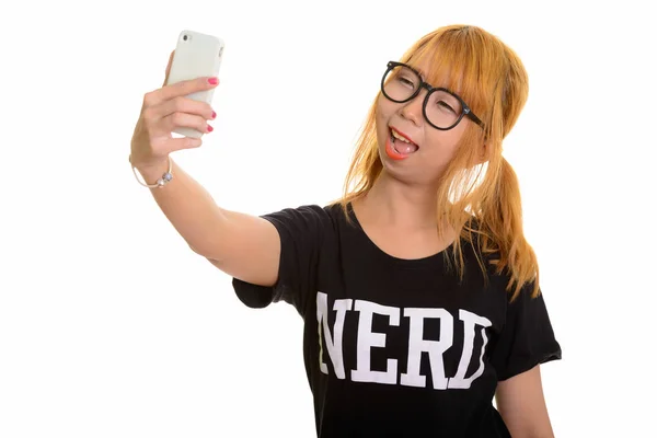 若い幸せなアジアのオタク女 mobi と selfie をして笑みを浮かべて — ストック写真