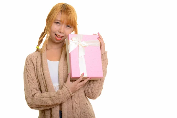 Jovem mulher asiática feliz sorrindo e segurando caixa de presente — Fotografia de Stock