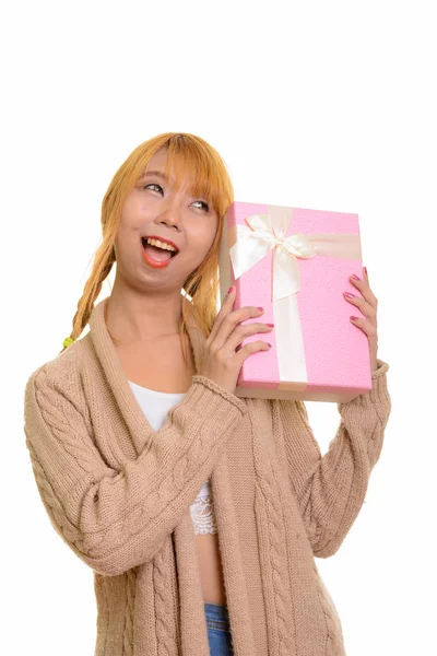 Jovem mulher asiática feliz sorrindo e adivinhando caixa de presente — Fotografia de Stock