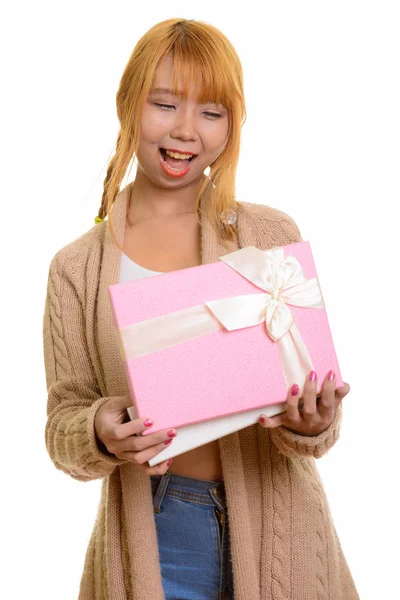 Jovem mulher asiática feliz sorrindo e abrindo caixa de presente — Fotografia de Stock