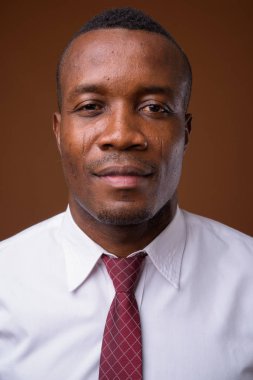 Genç Afrika işadamı kahverengi adam karşı stüdyo çekim