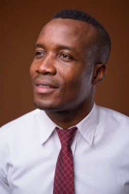Genç Afrika işadamı kahverengi adam karşı stüdyo çekim