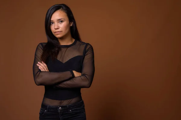 Студія постріл молодий азіатські жінки коричневий тлі — стокове фото