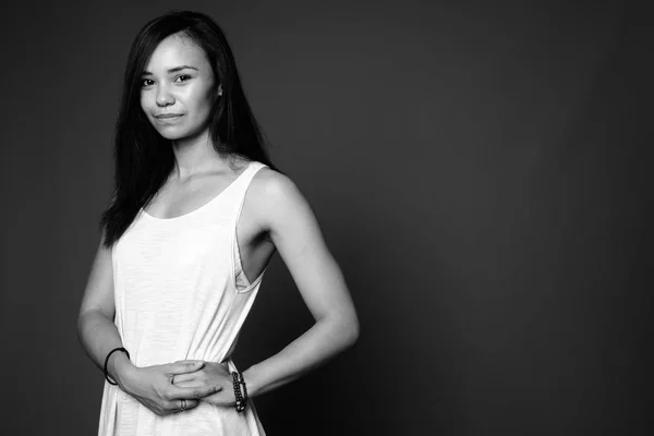 Jeune femme asiatique sur fond gris en noir et blanc — Photo