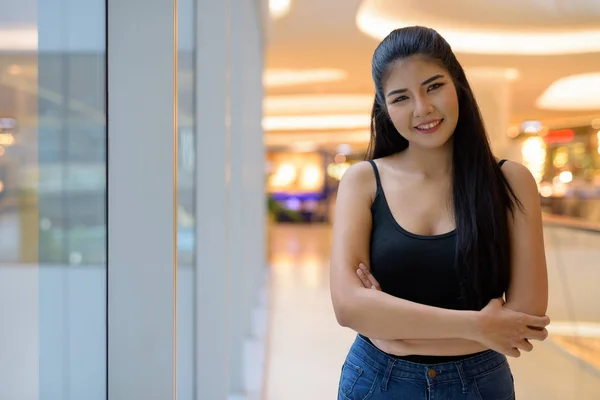 Jonge mooie Aziatische vrouw verkennen rond de stad — Stockfoto