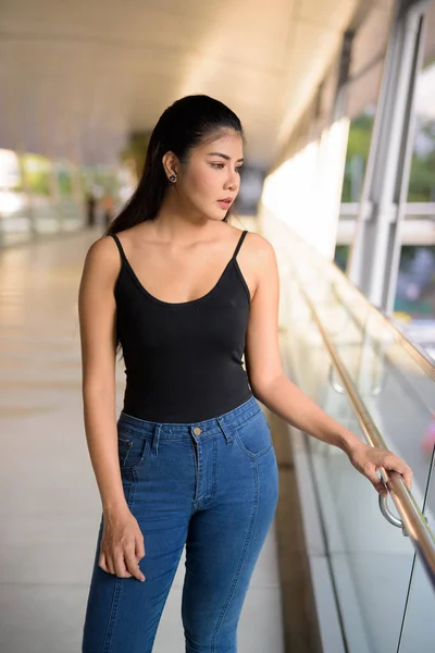 Jonge mooie Aziatische vrouw verkennen rond de stad — Stockfoto