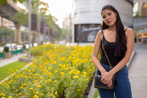 Mladá krásná asijská žena objevování po celém městě — Stock fotografie