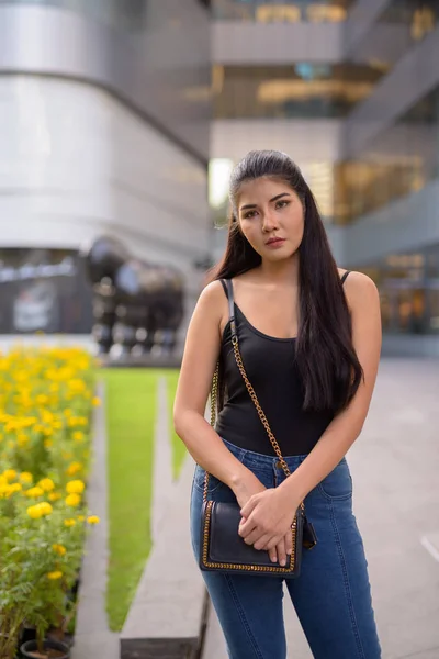 Jonge mooie Aziatische vrouw verkennen rond de stad — Stockfoto