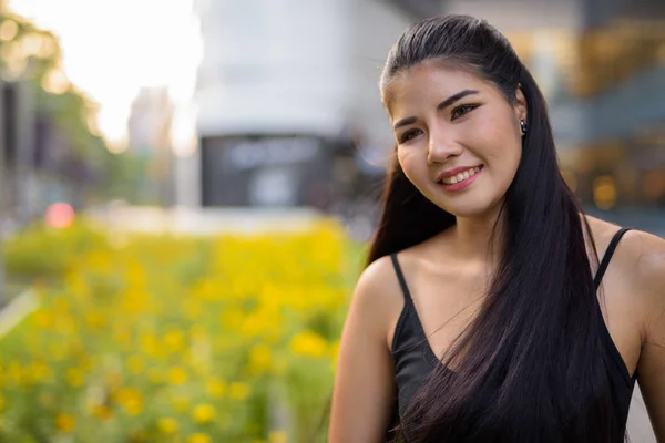 Jonge mooie Aziatische vrouw verkennen rond de stad — Stockfoto