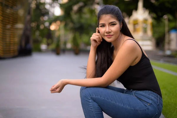 Junge schöne Asiatin erkundet die Stadt — Stockfoto