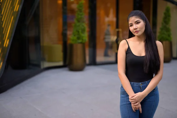 Jonge mooie Aziatische vrouw verkennen rond de stad — Stockfoto