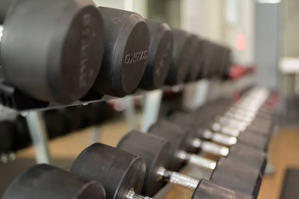 Dumbbells Aligned At The Gym In A Row — Stock Photo, Image