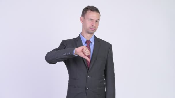 Estúdio tiro de homem de negócios triste dando polegares para baixo — Vídeo de Stock
