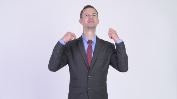 Студійний знімок злий бізнесмен, що показує середні пальці — стокове відео