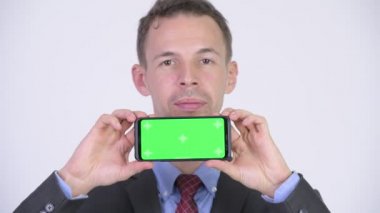 Mutlu işadamı gösteren telefon stüdyo çekim