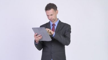 Dijital tablet kullanıyorsanız ve iyi haber mutlu işadamı stüdyo çekim