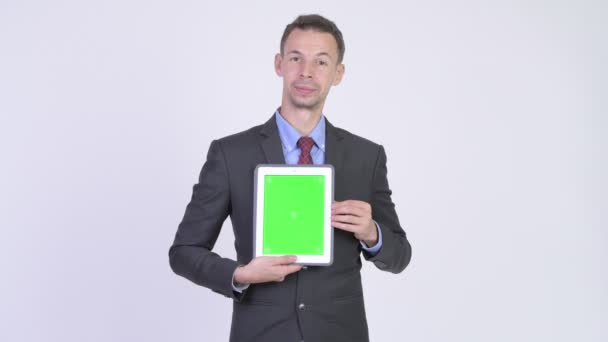 Студійний знімок щасливого бізнесмена, що показує цифровий планшет — стокове відео