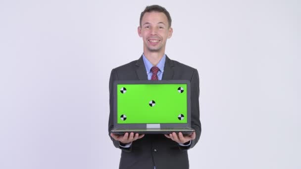 Студійний знімок щасливого бізнесмена, що показує ноутбук — стокове відео