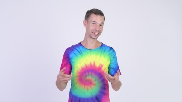 Estúdio tiro de homem com tie-dye camisa falando — Vídeo de Stock