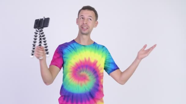 Strzał Studio Człowiek Ubrany Tie Dye Shirt Przeciwko Kluczowanie Białym — Wideo stockowe