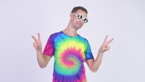 Hippi adam barış işareti ile güneş gözlüğü takıyor — Stok video