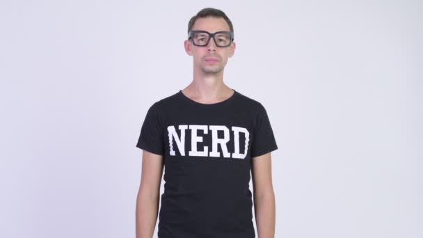 Estudio de tiro de hombre nerd feliz sonriendo mientras llevaba gafas — Vídeos de Stock