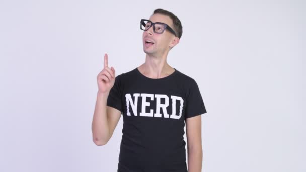 Estúdio tiro de nerd feliz homem pensando enquanto apontando para cima — Vídeo de Stock