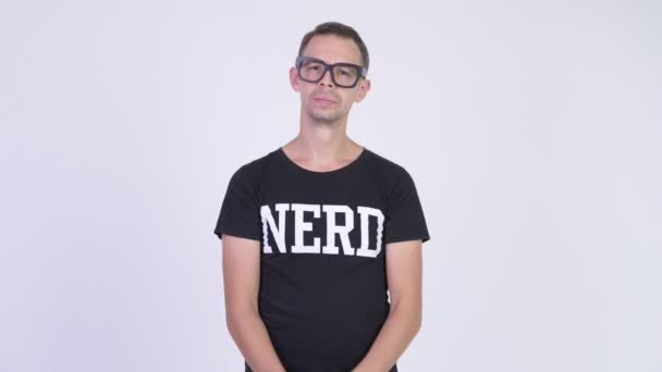 Estúdio tiro de nerd feliz homem sorrindo e dando aperto de mão — Vídeo de Stock