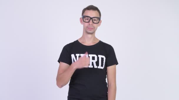 Studio schot van gelukkig nerd man geven duimen omhoog — Stockvideo