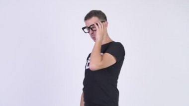 Chroma anahtar beyaz arka plan ile karşı gözlük takan inek adam stüdyo çekim