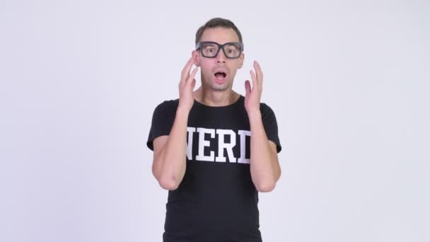 Estúdio tiro de nerd homem olhando chocado — Vídeo de Stock