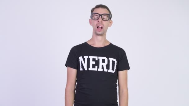 Strzał studio człowiek chory nerd, kichanie — Wideo stockowe