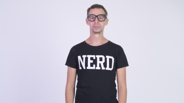 Studioaufnahme von Nerd-Mann, der den Mund bedeckt und schuldig aussieht — Stockvideo